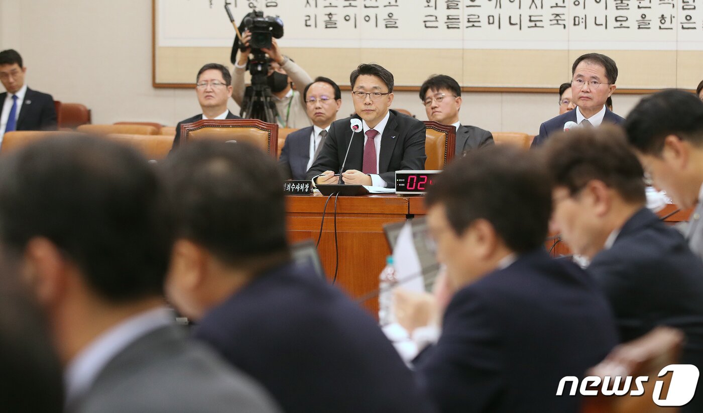 본문 이미지 - 김진욱 고위공직자범죄수사처장이 19일 서울 여의도 국회에서 열린 법제사법위원회 공수처에 대한 국정감사에서 의원들의 질의에를 경청하고 있다. 2023.10.19/뉴스1 ⓒ News1 임세영 기자