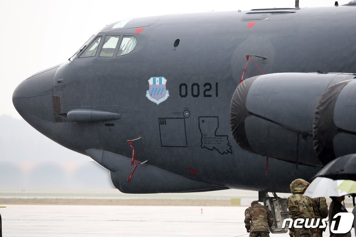 본문 이미지 - 19일 충북 청주시의 한 공군기지에 미 공군 전략폭격기 B-52H 스트래토포트리스가 주기돼 있다. (국방일보 제공) 2023.10.19/뉴스1