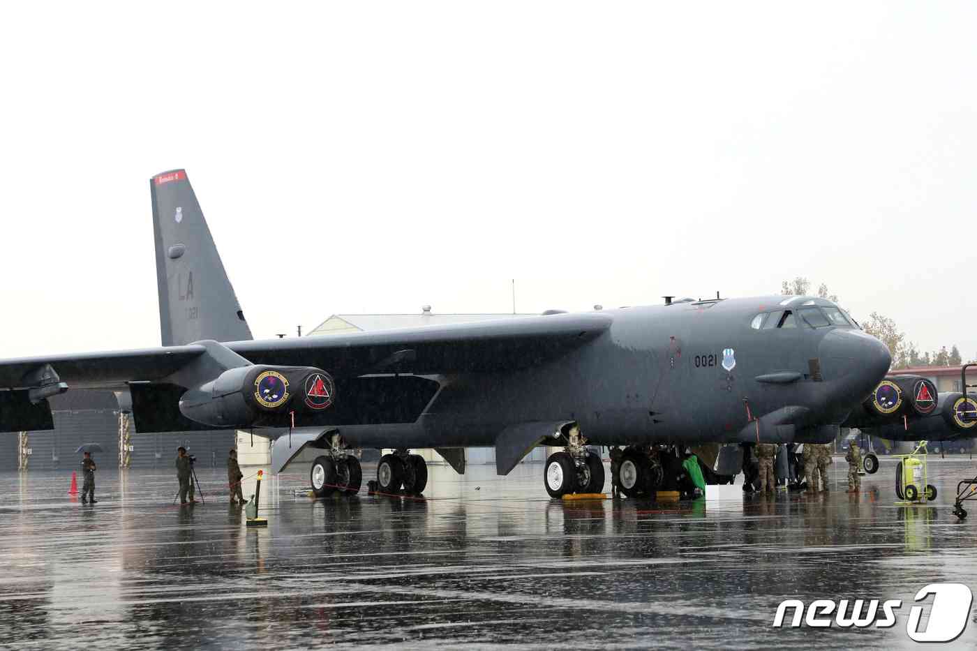 19일 충북 청주시 한 공군기지에 미 공군의 전략폭격기 B-52H 스트래토포트리스가 착륙해 주기돼 있다. B-52 폭격기는 국내 공군기지에 처음으로 착륙을 했다. (국방일보 제공) 2023.10.19/뉴스1
