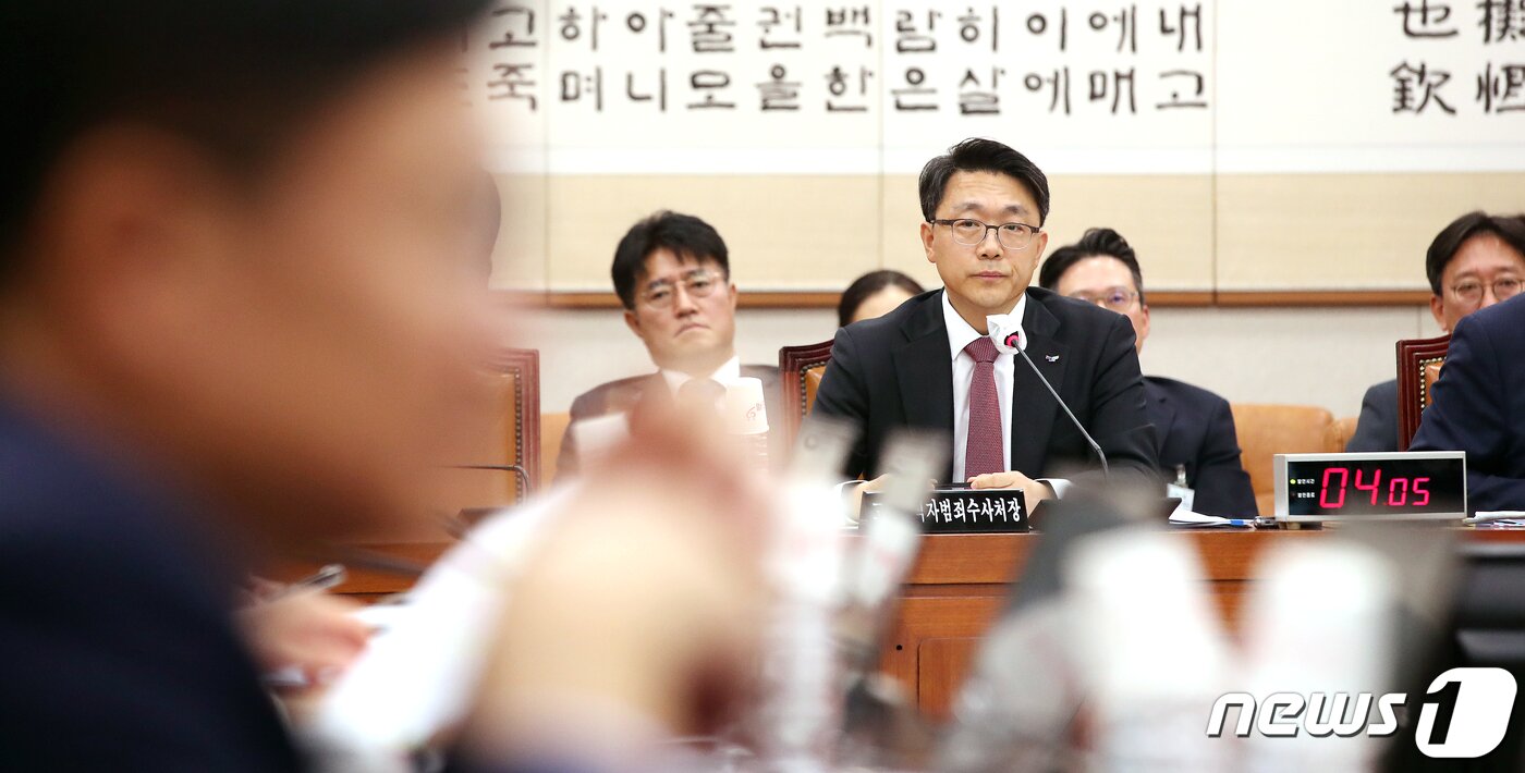 본문 이미지 - 김진욱 고위공직자범죄수사처장이 19일 서울 여의도 국회에서 열린 법제사법위원회 공수처에 대한 국정감사에서 의원들의 질의를 경청하고 있다. 2023.10.19/뉴스1 ⓒ News1 임세영 기자