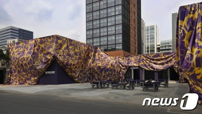 본문 이미지 - 버버리 성수 로즈.(버버리제공)