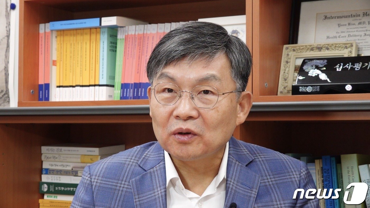 본문 이미지 - 18일 서울 종로구에 있는 서울대학교 의과학관에서 김윤 서울대 의대 의료관리학 교수가 뉴스1과 인터뷰 하고 있다. ⓒ News1 이승아 기자