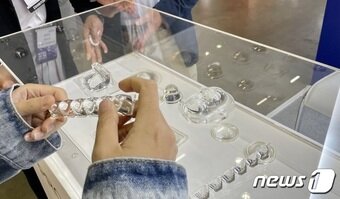 본문 이미지 - 18일 부산 벡스코에서 열린 이노비즈 PR데이 현장에 참석한 관람객이 실리콘렌즈를 살피고 있다. ⓒ News1 이민주 기자