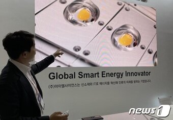 본문 이미지 - 송성근 아이엘사이언스 대표가 18일 부산 벡스코에서 열린 이노비즈 PR데이에서 자사 제품을 소개를 하고 있다. ⓒ News1 이민주 기자