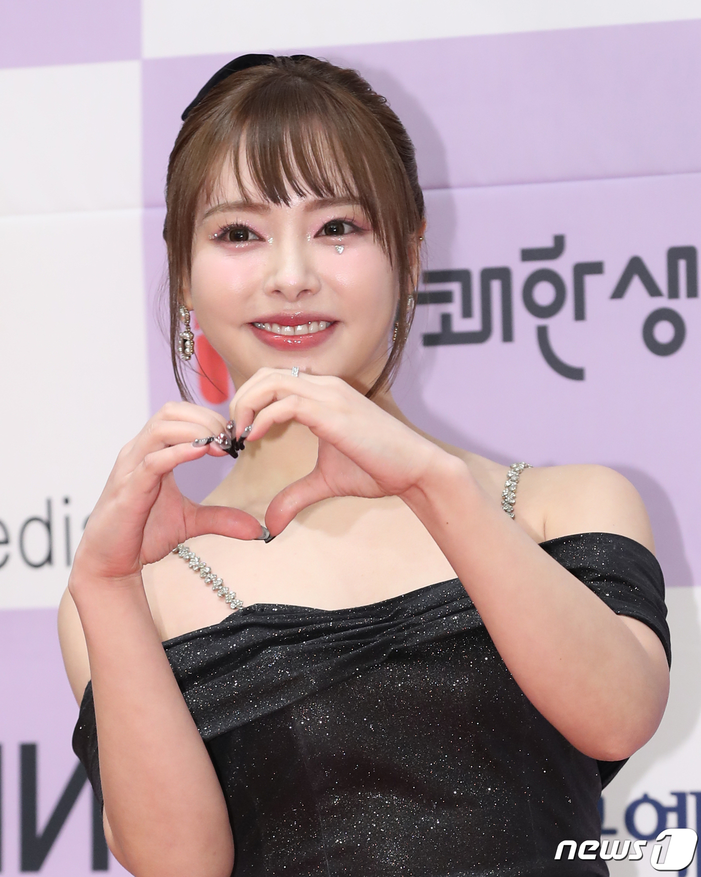 (서울=뉴스1) 권현진 기자 = 일본 AV 배우 오구라 유나가 19일 서울 강남구 엘리에나호텔에서 열린 ‘제43회 황금촬영상시상식’에서 포즈를 취하고 있다. 2023.10.19/뉴 …