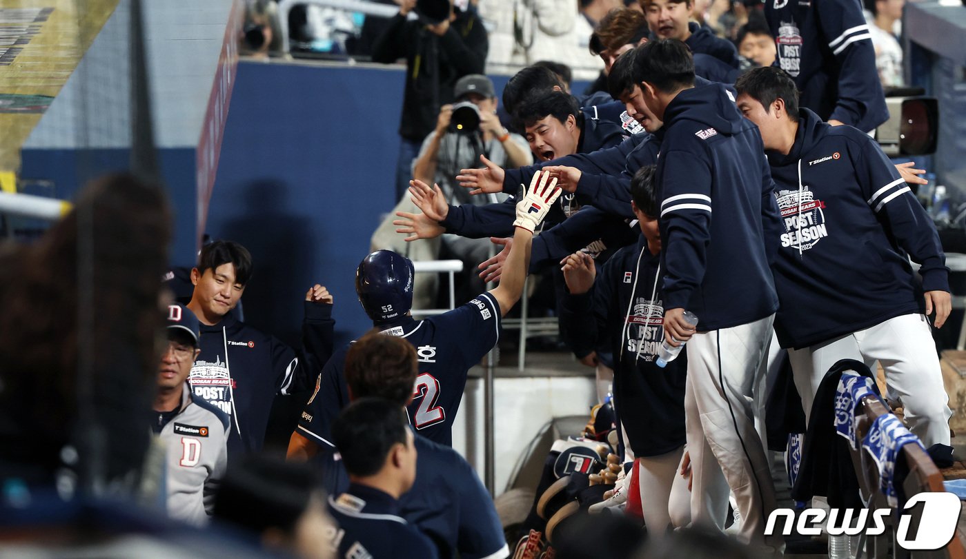 19일 오후 경남 창원NC파크에서 열린 프로야구 &#39;2023 신한은행 SOL KBO 포스트시즌&#39; 와일드카드 결정전 1차전 두산 베어스와 NC 다이노스의 경기, 1회초 1사 2,3루 두산 양의지의 1타점 내야땅볼 때 3루주자 김재호가 선취득점을 올린 뒤 팀원들과 하이파이브 나누고 있다. 2023.10.19/뉴스1 ⓒ News1 이동해 기자