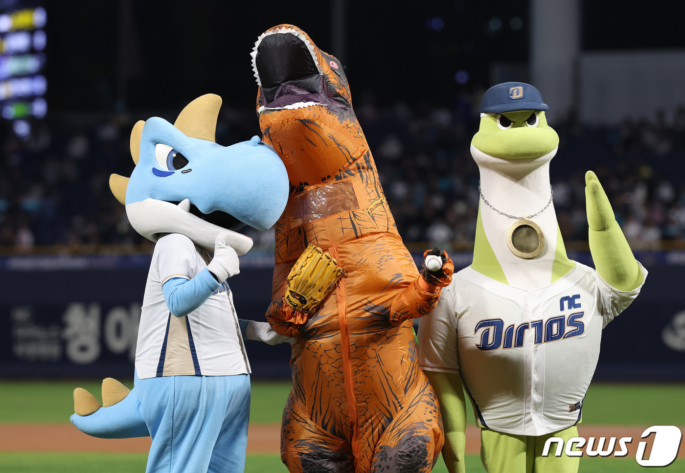 (창원=뉴스1) 이동해 기자 = 19일 오후 경남 창원NC파크에서 열린 프로야구 '2023 신한은행 SOL KBO 포스트시즌' 와일드카드 결정전 1차전 두산 베어스와 NC 다이노스 …