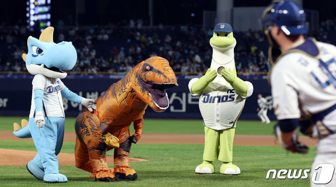 (창원=뉴스1) 이동해 기자 = 19일 오후 경남 창원NC파크에서 열린 프로야구 '2023 신한은행 SOL KBO 포스트시즌' 와일드카드 결정전 1차전 두산 베어스와 NC 다이노스 …