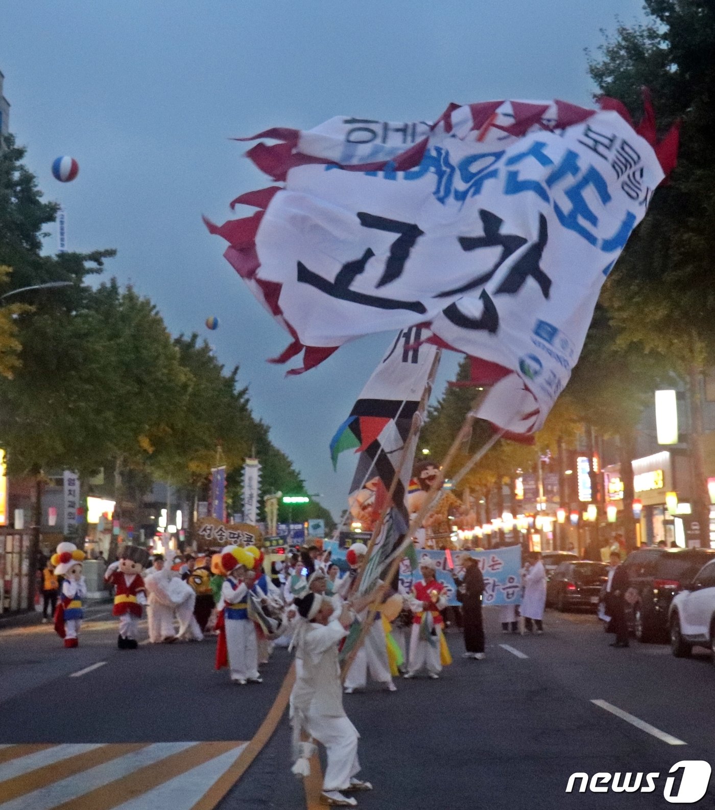 본문 이미지 -  전북 고창군의 대표축제인 ‘제50회 고창 모양성제’의 본격 시작을 알리는 흥겨운 거리퍼레이드가 열리며 도시전체가 축제분위기로 후끈 달아 올랐다.(고창군 제공)2023.10.19/뉴스1