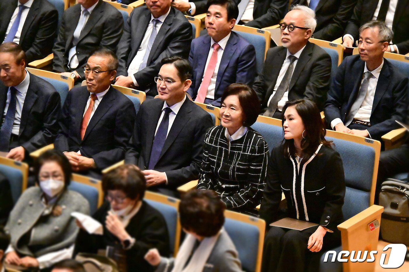 본문 이미지 - 이재용 삼성전자 회장과 홍라희 전 삼성미술관 리움 관장, 이서현 삼성복지재단 이사장이 19일 경기도 용인 삼성전자 인재개발원 콘서트홀에서 열린 '이건희 선대회장 3주기 추모 음악회'에 참석해 있다. (삼성전자 제공) 2023.10.19/뉴스1