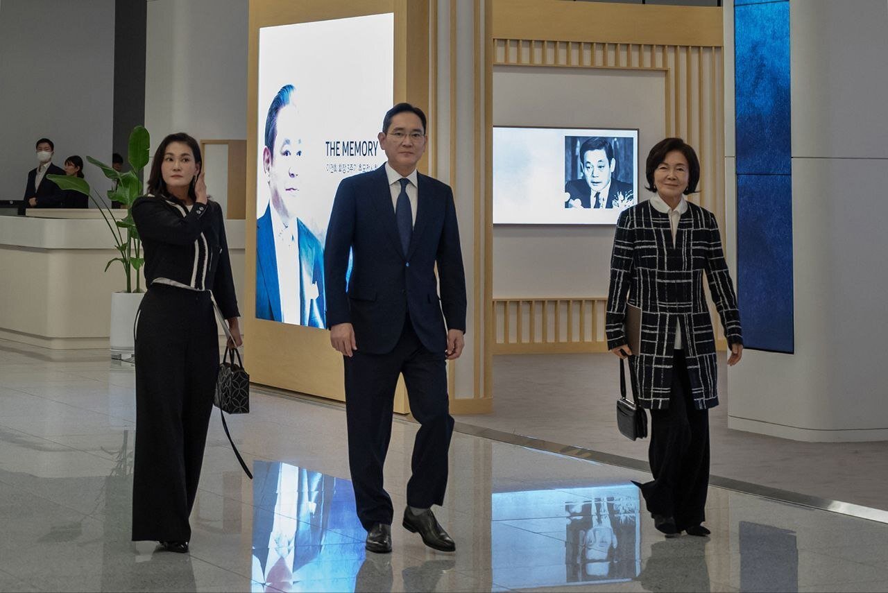 본문 이미지 - 이재용 삼성전자 회장과 홍라희 전 삼성미술관 리움 관장, 이서현 삼성복지재단 이사장이 19일 경기도 용인 삼성전자 인재개발원 콘서트홀에서 열린 '이건희 선대회장 3주기 추모 음악회'에 참석했다.