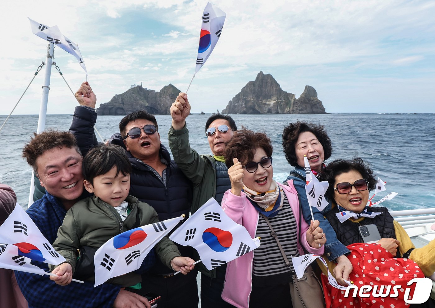 독도의 날&#40;10.25&#41;을 엿새 앞둔 지난 19일 경상북도 울릉군 독도로 향하는 배 안에서 시민들이 사진을 찍고 있다. 독도의 날은 1900년 10월 25일 독도를 울릉도의 부속 섬으로 명시한 대한제국 칙령 제41호 반포를 기념하고, 독도 수호 의지 표명과 대한민국 영토임을 알리기 위해 제정됐다. 2023.10.19/뉴스1 ⓒ News1 김민지 기자