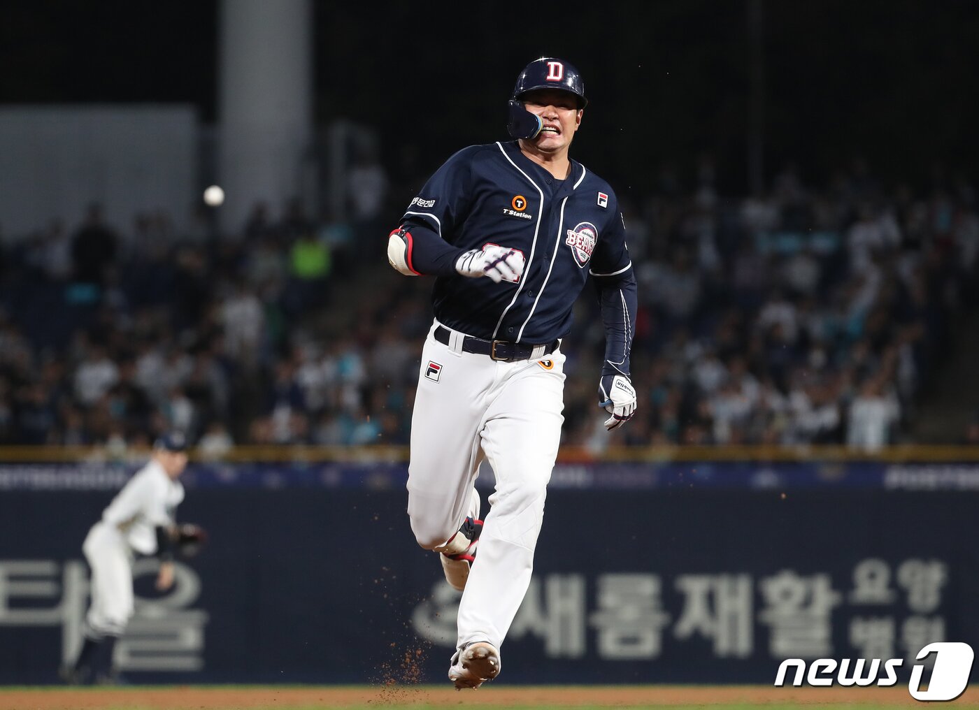 본문 이미지 - 19일 오후 경남 창원NC파크에서 열린 '2023 신한은행 SOL KBO 포스트시즌' 와일드카드 결정전 1차전 NC 다이노스와 두산 베어스의 경기 8회초 2사 1루 상황 두산 김재환이 안타를 때린 뒤 NC 마틴의 포구 실책을 틈타 3루까지 질주하고 있다. 2023.10.19/뉴스1 ⓒ News1 윤일지 기자