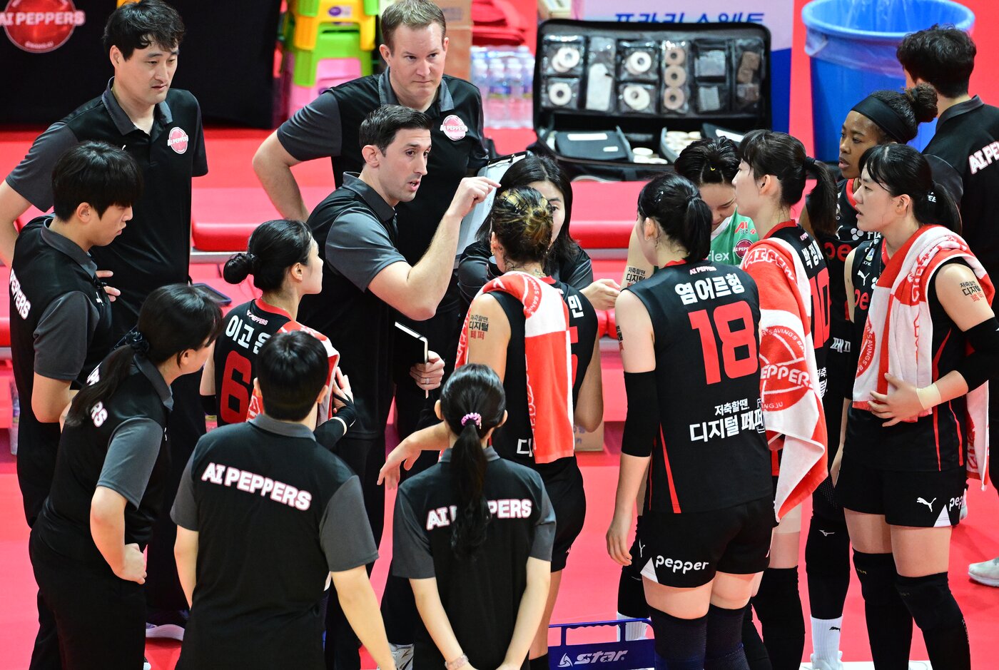 본문 이미지 - 작전 타임 중인 페퍼저축은행(KOVO제공)