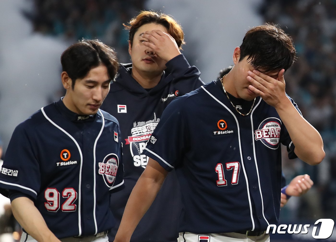 본문 이미지 - 19일 오후 경남 창원NC파크에서 열린 '2023 신한은행 SOL KBO 포스트시즌' 와일드카드 결정전 1차전 NC 다이노스와 두산 베어스의 경기에서 NC에게 패배한 두산 선수들이 아쉬워하고 있다. 2023.10.19/뉴스1 ⓒ News1 윤일지 기자