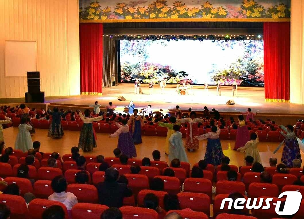 (평양 노동신문=뉴스1) = 북한 노동당 기관지 노동신문은 2일 '국제 노인의 날'(10월1일)을 맞아 "전국 각지에서 연로자(노인)들을 위한 예술공연과 체육경기들이 진행됐다"라고 …