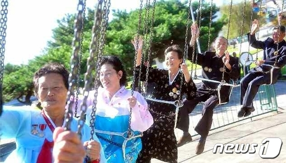 북한 각지에서 '노인의 날' 행사 열려…"존경 받는 연로자들"