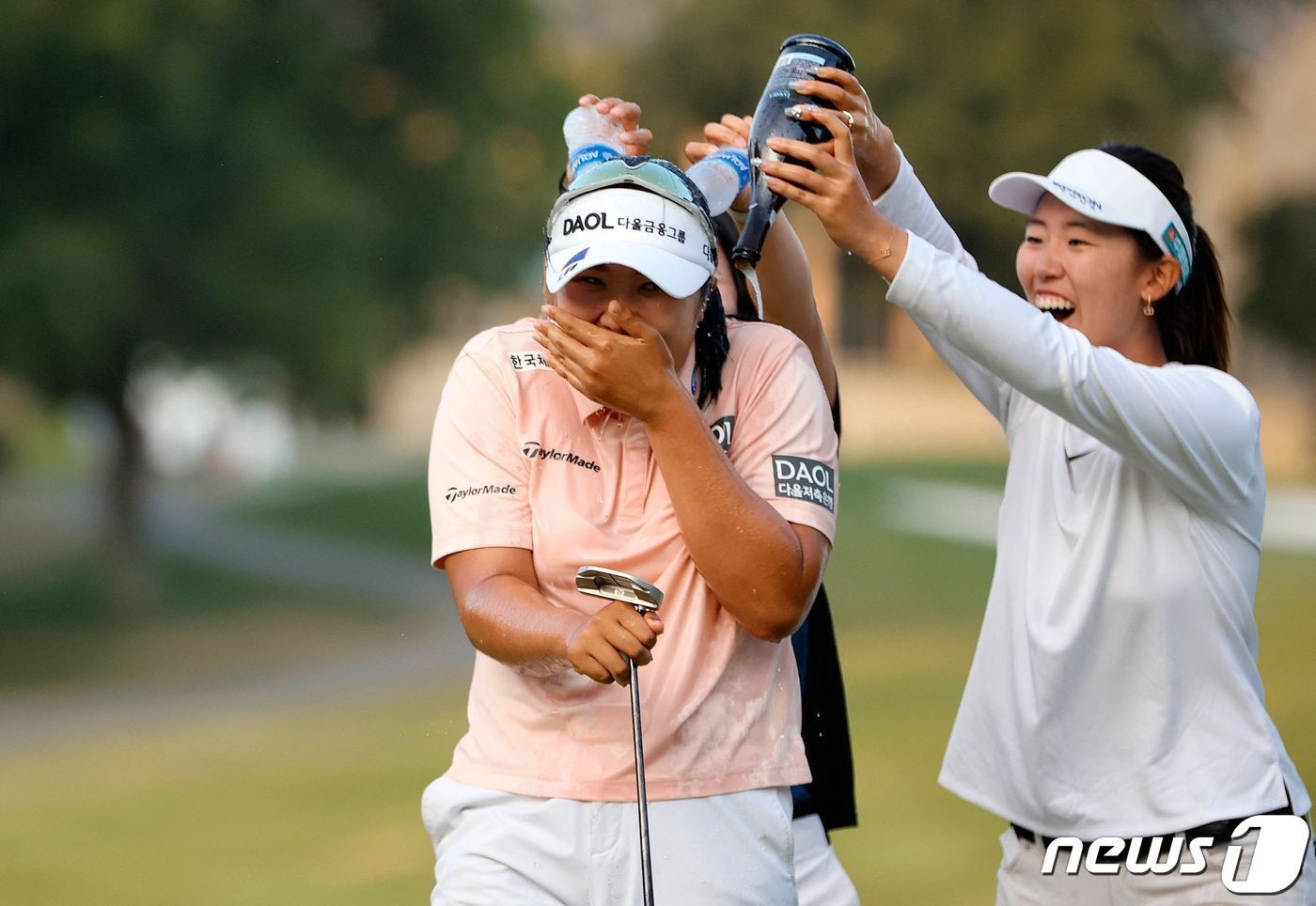 본문 이미지 - 유해란이 2일(한국시간) 열린 LPGA투어 아칸소 챔피언십에서 우승을 확정한 뒤 동료들의 물세례를 받고 있다. ⓒ AFP=뉴스1