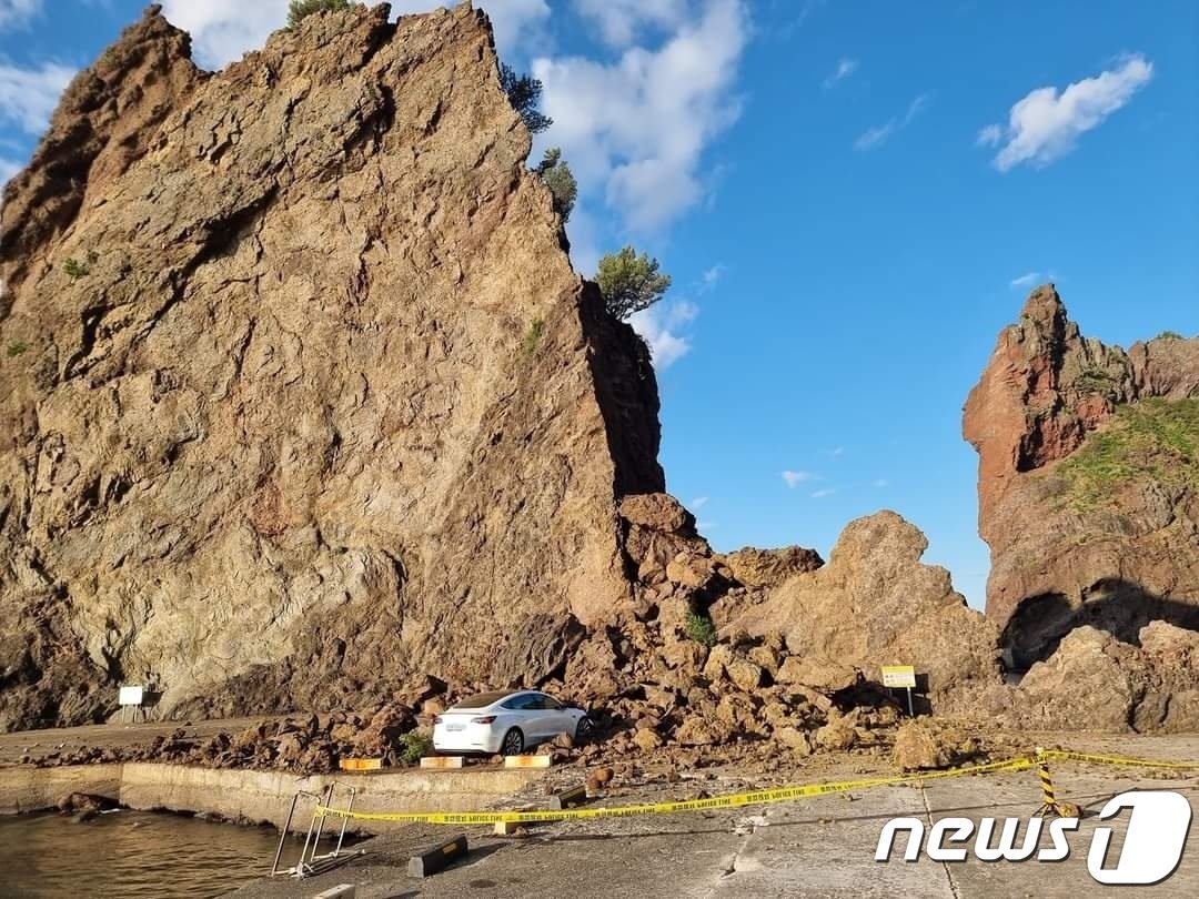 본문 이미지 - 2일 오전 7시쯤 경북 울릉군 서면 남양리 '통구미 거북바위' 머리 부분이 완전히 무너지며 발생한 낙석이 관광객들을 덮쳐 4명이 중경상을 입었다. (남한권 울릉군수 페이스북 갈무리) 2023.10.2/뉴스1