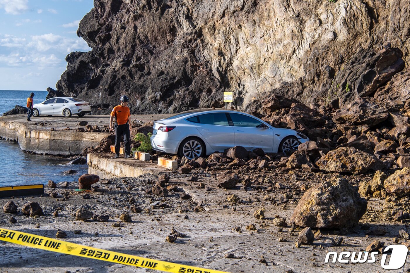 본문 이미지 - 2일 오전 6시 56분쯤 경북 울릉군 서면 남양리 '통구미 거북바위' 머리 부분이 무너지는 사고가 발생해 소방대원들이 현장을 수습하고 있다. 이날 사고로 관광객 4명이 다쳐 병원으로 이송됐다. (울릉군 제공)2023.10.2/뉴스1 ⓒ News1 최창호 기자