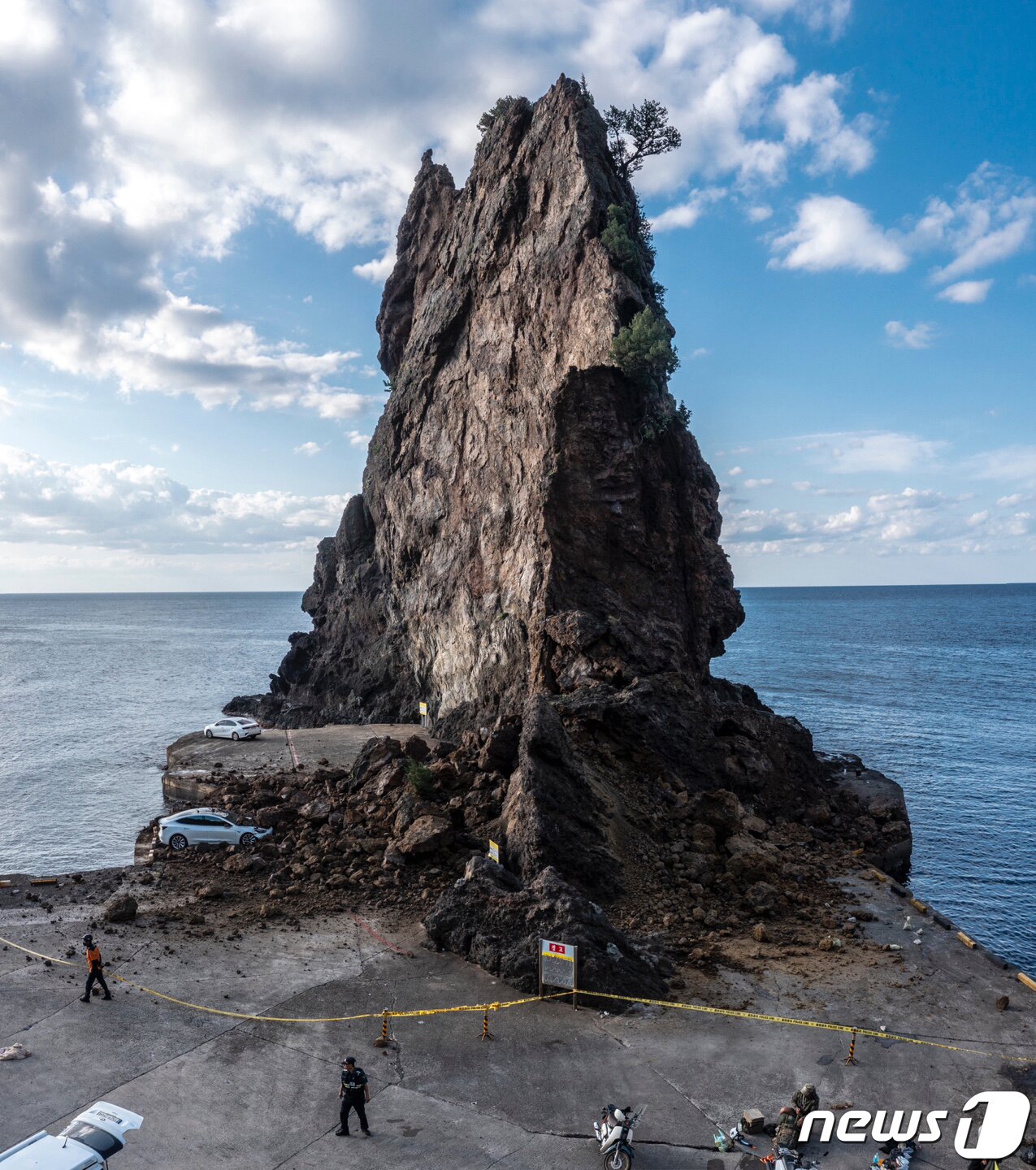 본문 이미지 - 2일 오전 6시 56분쯤 경북 울릉군 서면 남양리 '통구미 거북바위' 머리 부분이 무너지는 사고가 발생해 소방대원들이 현장을 수습하고 있다. 이날 사고로 관광객 4명이 다쳐 병원으로 이송됐다. (울릉군 제공)2023.10.2/뉴스1 ⓒ News1 최창호 기자