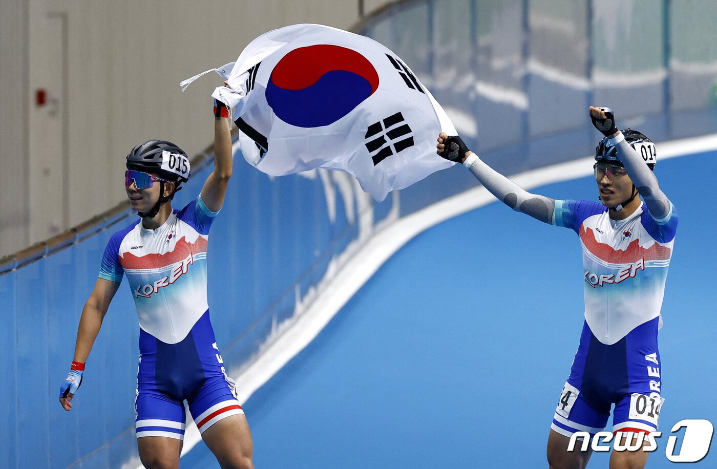 본문 이미지 - 롤러 스케이팅 은메달을 따낸 한국 선수단. ⓒ 로이터=뉴스1