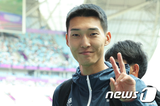 우상혁 \'결승 진출했습니다\'