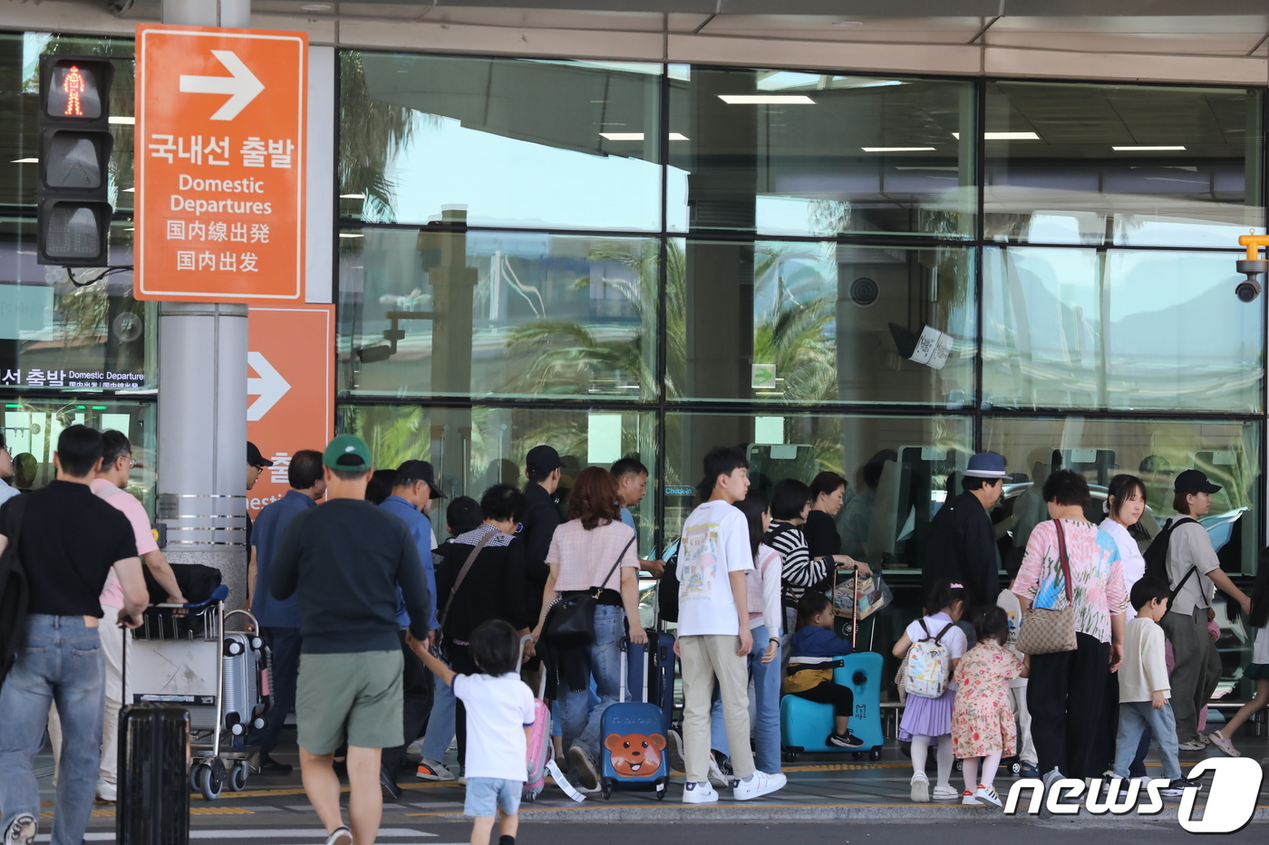 (제주=뉴스1) 강승남 기자 = 추석 연휴를 제주에서 보낸 귀성객과 관광객들이 2일 낮 제주를 떠나기 위해 제주국제공항 터미널을 향해 발걸음을 옮기고 있다. 2023.10.2/뉴스 …
