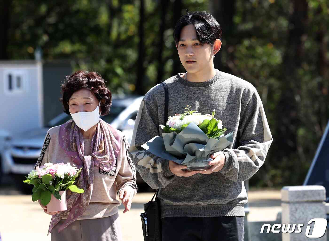 배우 고(故) 최진실 씨의 아들인 가수 최환희(활동명 지플랫)와 모친 정옥숙 씨가 고인의 15주기인 2일 오후 경기도 양평군 갑산공원묘역을 찾아 헌화하고 있다. 2023.10.2/뉴스1 © News1 구윤성 기자