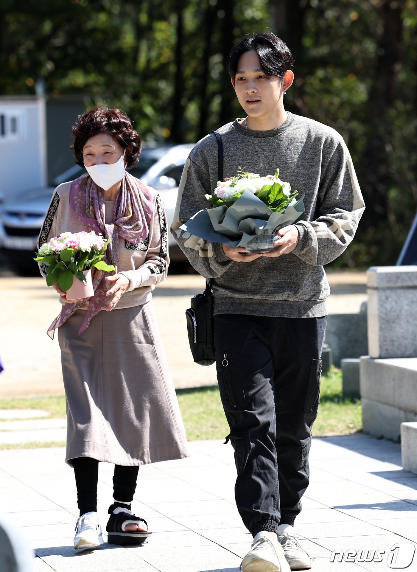 배우 고&#40;故&#41; 최진실 씨의 아들인 가수 최환희&#40;활동명 지플랫&#41;와 모친 정옥숙 씨가 고인의 15주기인 2일 오후 경기도 양평군 갑산공원묘역을 찾아 헌화하고 있다. 2023.10.2/뉴스1 ⓒ News1 구윤성 기자