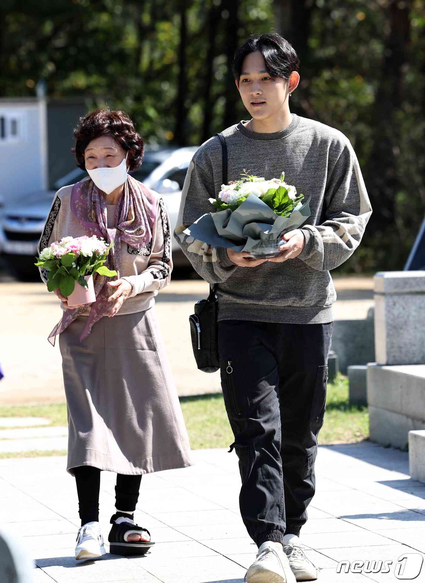 배우 고(故) 최진실 씨의 아들인 가수 최환희(활동명 지플랫)와 모친 정옥숙 씨가 고인의 15주기인 2일 오후 경기도 양평군 갑산공원묘역을 찾아 헌화하고 있다. 2023.10.2/뉴스1 © News1 구윤성 기자<br /><br />