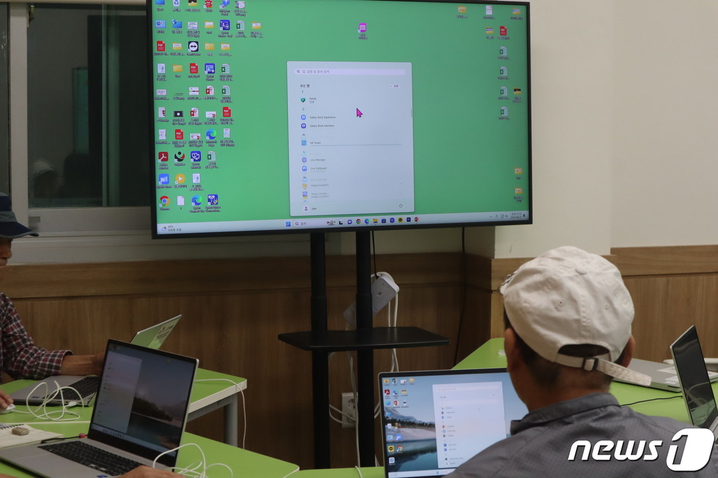 본문 이미지 - 충북 청주시 흥덕구 가경노인복지관 내 IT ZONE에서 노인들이 PC 사용법을 교육받고 있다..2023.10.02./뉴스1 