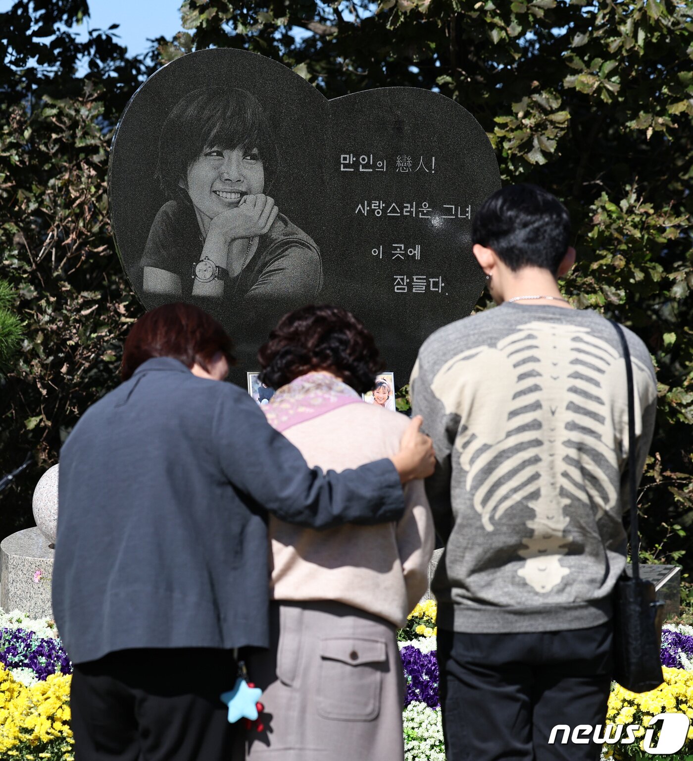 본문 이미지 - 배우 고(故) 최진실 씨의 아들인 가수 최환희(활동명 지플랫)와 모친 정옥숙 씨가 고인의 15주기인 2일 오후 경기도 양평군 갑산공원묘역을 찾아 추모하고 있다. 2023.10.2/뉴스1 ⓒ News1 구윤성 기자