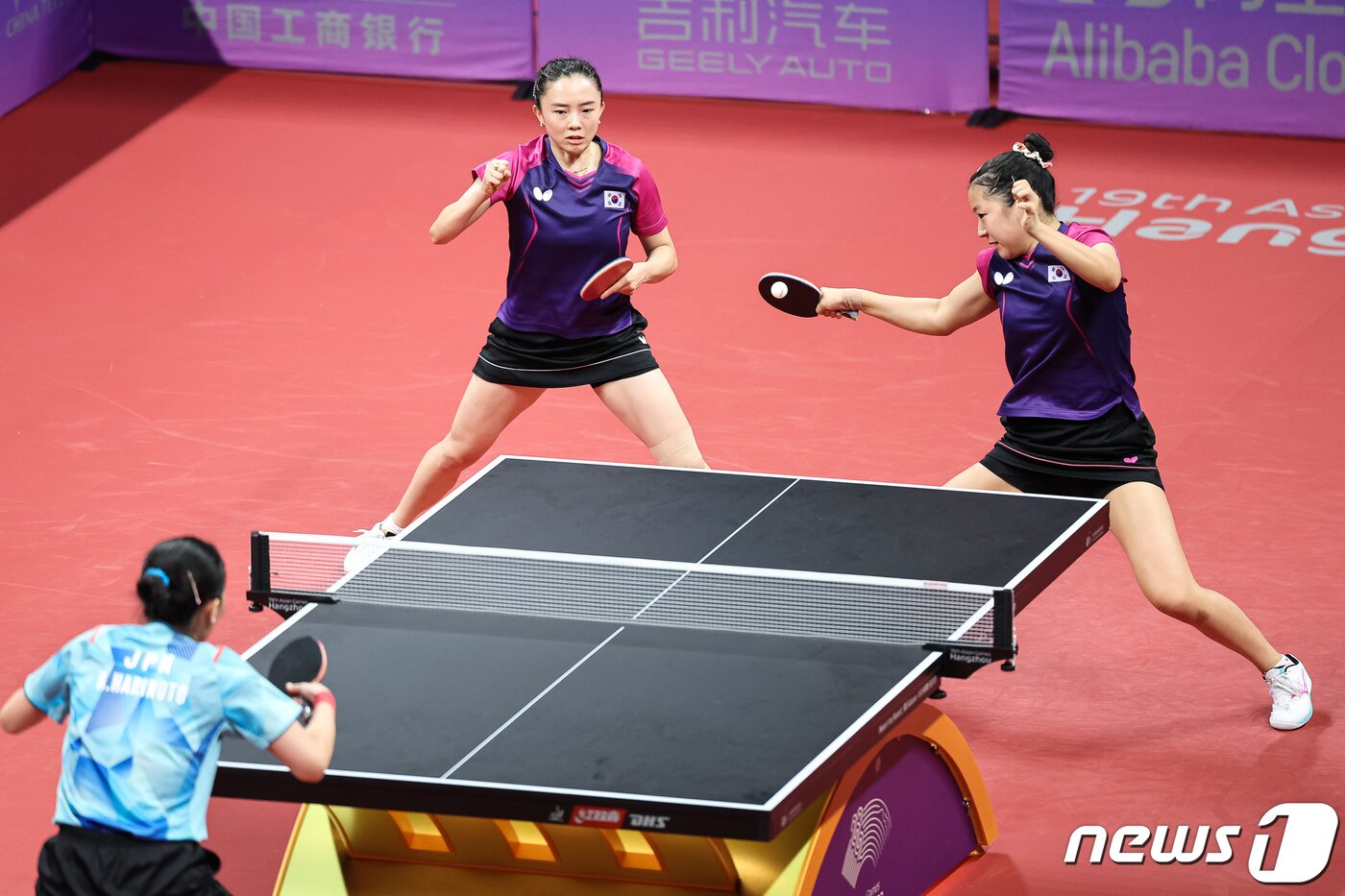 본문 이미지 - 신유빈-전지희 조가 2일 중국 항저우 궁수 캐널 스포츠파크 체육관에서 열린 2022 항저우 아시안게임 탁구 여자 복식 준결승전에서 일본 하리모토 미와-키하라 미유 조와 경기를 펼치고 있다. 신유빈-전지희 조는 이날 일본의 하리모토 미와-키하라 미유 조에 4-1(9-11 11-8 11-7 11-7)로 승리, 2002년 부산 아시안게임 서금미-이은실 이후 21년 만에 여자 복식 금메달에 도전한다. 2023.10.2/뉴스1 ⓒ News1 유승관 기자