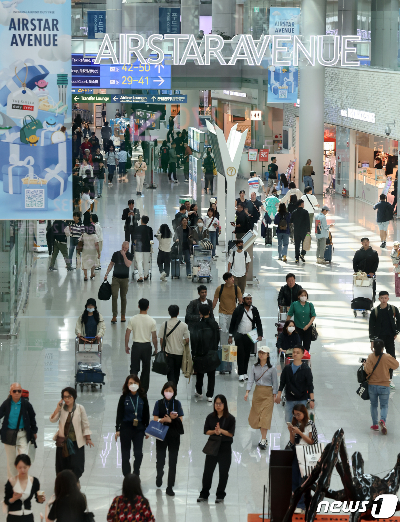 (인천공항=뉴스1) 김성진 기자 = 추석 연휴 닷새째인 2일 인천국제공항 제1여객터미널 면세점이 이용객들로 북적이고 있다.인천국제공항공사는 추석 연휴 기간인 이날부터 다음 달 3일 …
