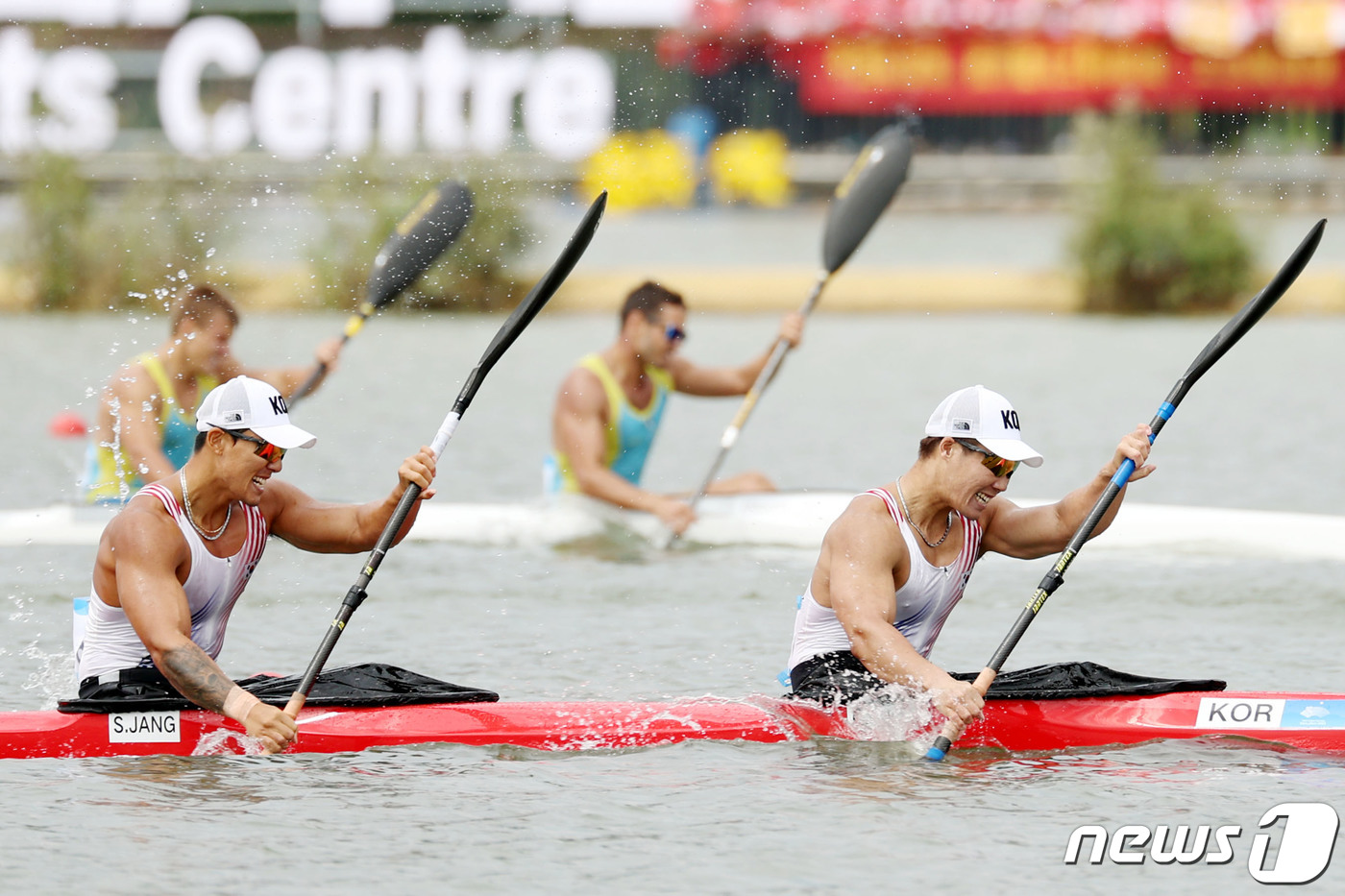 (항저우(중국)=뉴스1) 민경석 기자 = 2일 오후 중국 항저우 푸양수상스포츠센터에서 열린 2022 항저우 아시안게임 남자 카약 2인승 500ｍ 결승에서 조광희(오른쪽)와 장상원이 …