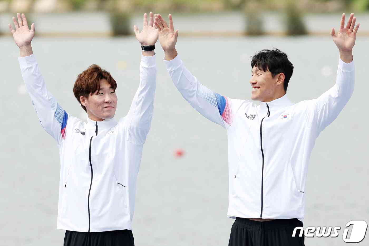 2일 오후 중국 항저우 푸양수상스포츠센터에서 열린 2022 항저우 아시안게임 남자 카약 2인승 500ｍ 결승에서 2위를 차지해 은메달을 획득한 조광희(왼쪽)와 장상원이 시상대에 올라 두 손을 번쩍 들어올리고 있다. 2023.10.2/뉴스1 © News1 민경석 기자