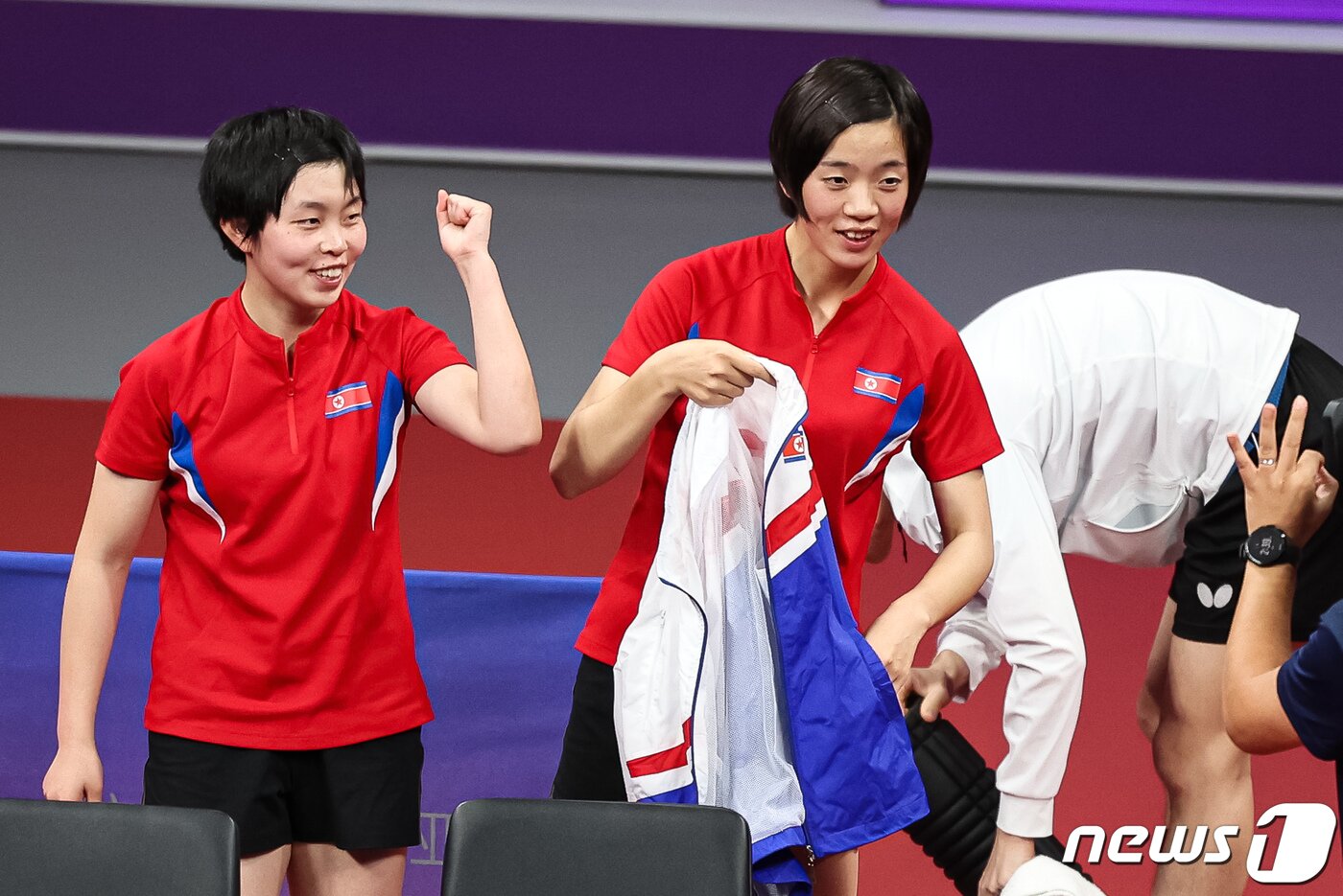 본문 이미지 - 북한 차수영-박수경 조가 2일 중국 항저우 궁수 캐널 스포츠파크 체육관에서 열린 2022 항저우 아시안게임 탁구 여자 복식 준결승전에서 인도 수티르타 무케르지-아이히카 무케르지 조를 꺾고 결승행을 확정 지은 후 중계 카메라를 향해 주먹을 불끈 쥐고 있다. 북한이 인도를 꺾으면서 1990년 베이징 아시안게임 이후 33년 만에 아시안게임 탁구 결승에서 남북전이 성사됐다. 2023.10.2/뉴스1 ⓒ News1 유승관 기자