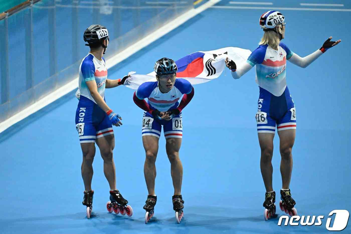 2일 중국 저장성 항저우 첸탕 롤러스포츠 센터에서 열린 항저우 아시안게임 롤러스케이트 남자 스피드 3,000m 계주 결선에서 한국 선수들이 기록 확인 후 아쉬워 하고 있다. © AFP=뉴스1