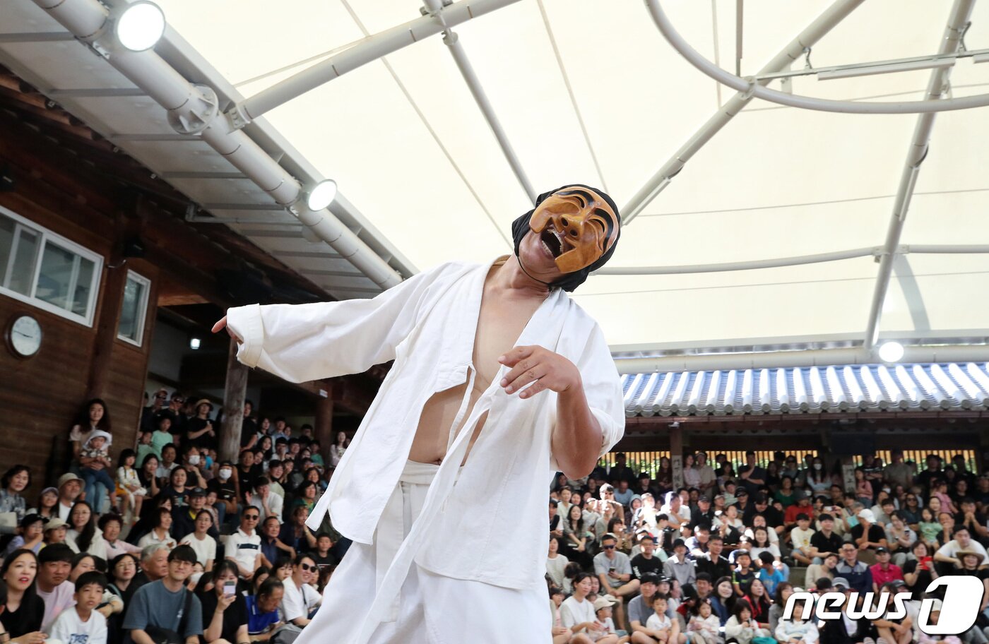 본문 이미지 - 경북 안동시 풍천면 하회마을을 찾은 관광객들이 하회별신굿탈놀이를 관람하며 추석 연휴를 즐기고 있다.2023.10.2 ⓒ 뉴스1 공정식 기자