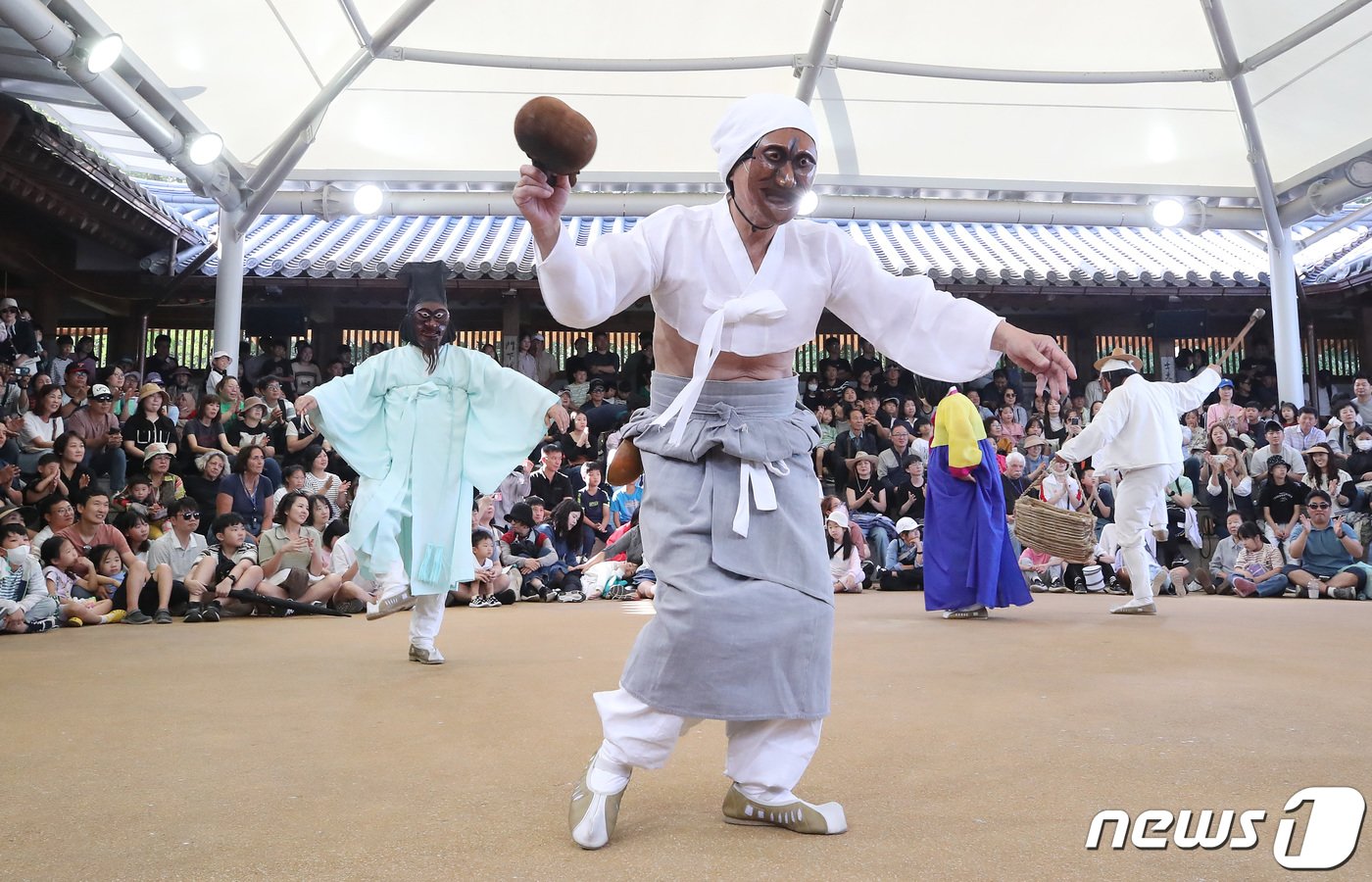 2일 오후 경북 안동시 풍천면 하회마을을 찾은 관광객들이 하회별신굿탈놀이를 관람하며 추석 연휴를 즐기고 있다.  2023.10.2/뉴스1 ⓒ News1 공정식 기자