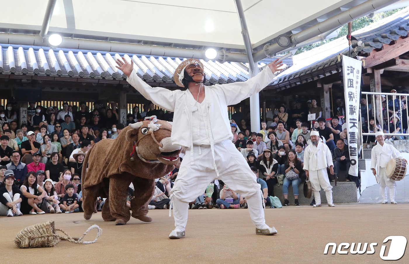 2일 오후 경북 안동시 풍천면 하회마을을 찾은 관광객들이 하회별신굿탈놀이를 관람하며 추석 연휴를 즐기고 있다. 2023.10.2/뉴스1 ⓒ News1 공정식 기자