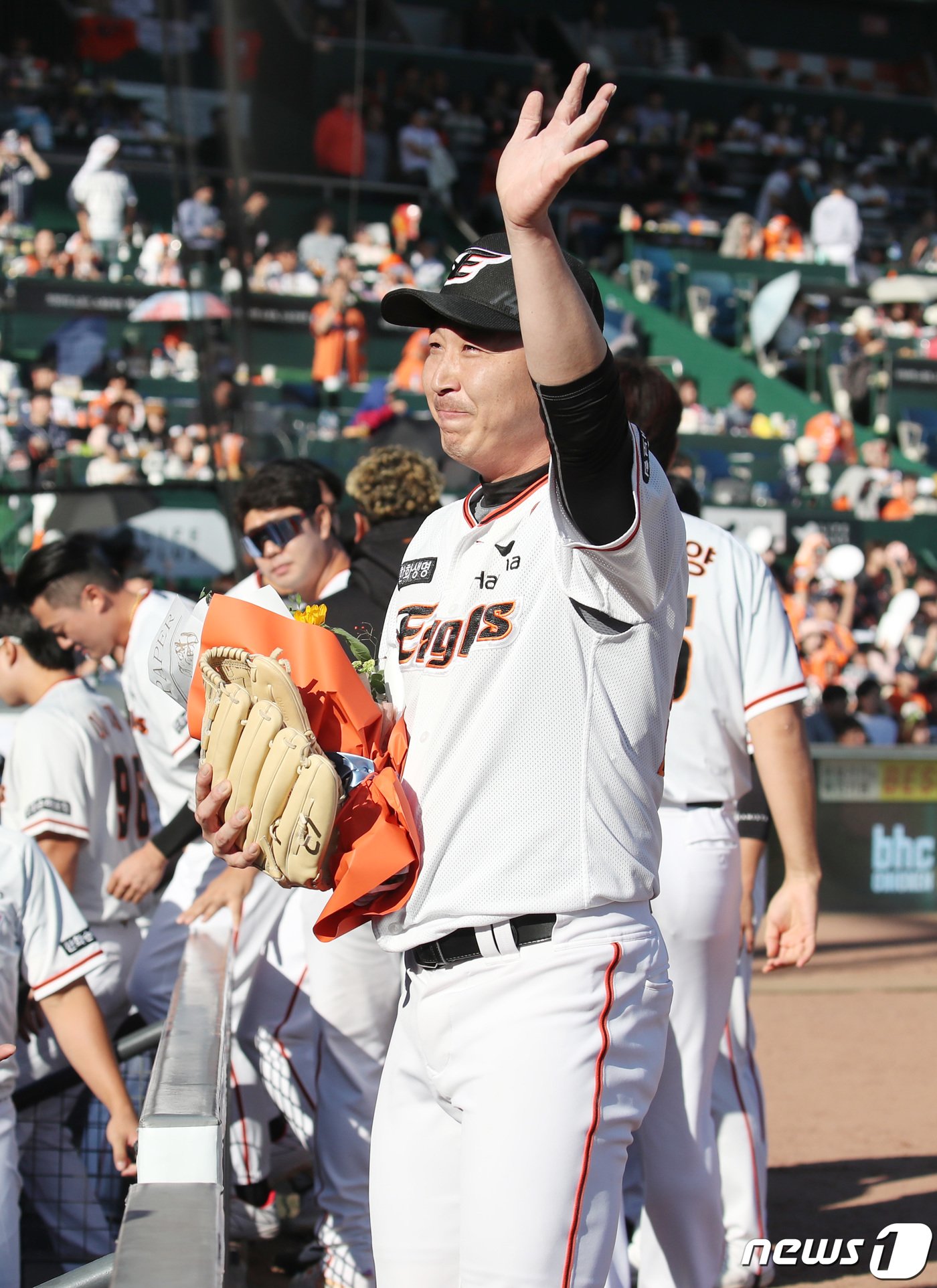 본문 이미지 - 2일 대전 한화생명 이글스파크에서 열린 프로야구 '2023 신한은행 SOL KBO리그' NC 다이노스와 한화이글스 경기에서 7회초 교체 투입된 한화 투수 정우람이 1000경기 출장 기록을 세운 뒤 동료에게 축하받고 있다. 2023.10.2/뉴스1 ⓒ News1 김기태 기자