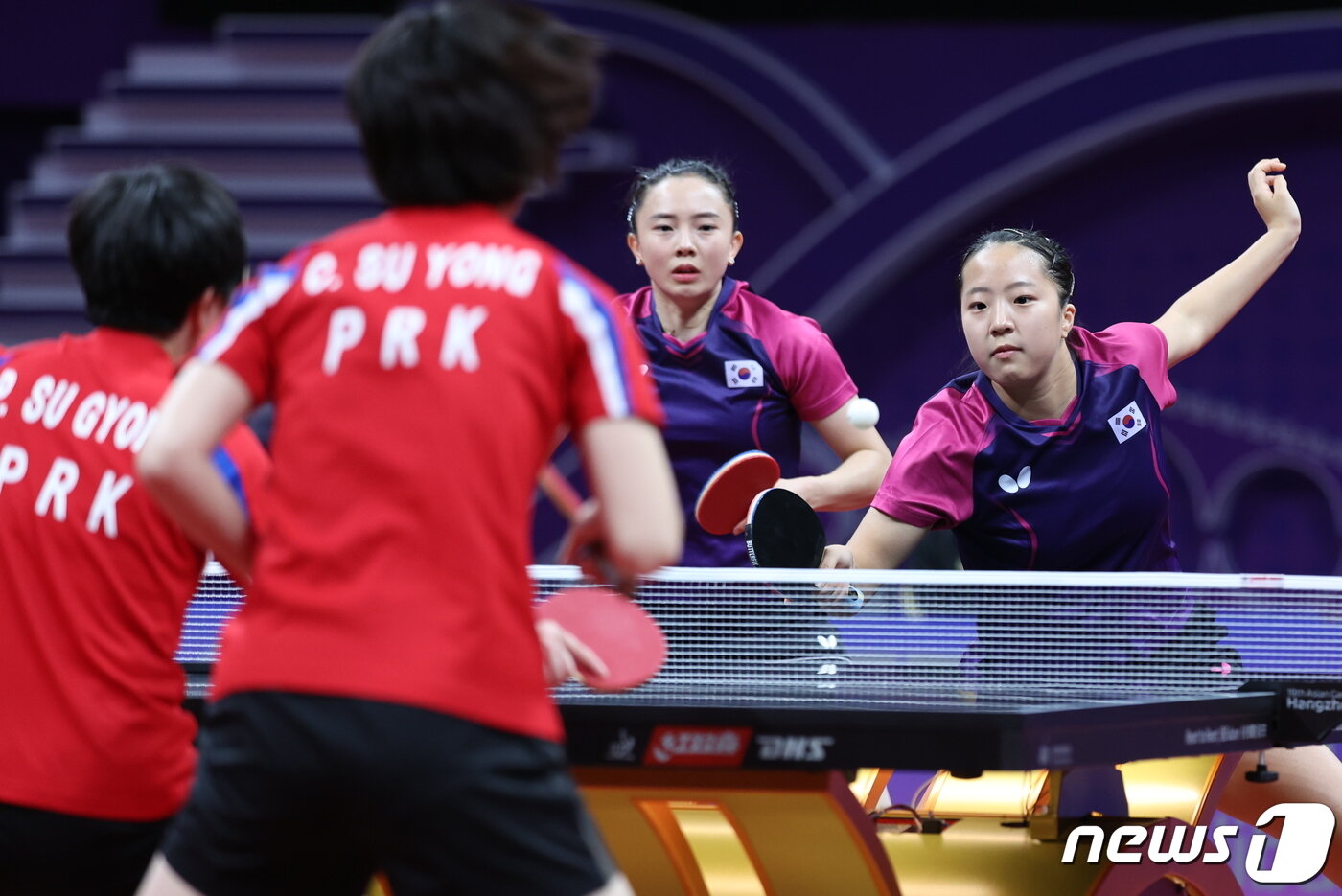 본문 이미지 - 신유빈-전지희 조가 2일 중국 항저우 궁수 캐널 스포츠파크 체육관에서 열린 2022 항저우 아시안게임 탁구 여자 복식 결승전에서 북한 차수영-박수경 조와 경기를 펼치고 있다. 2023.10.2/뉴스1 ⓒ News1 유승관 기자