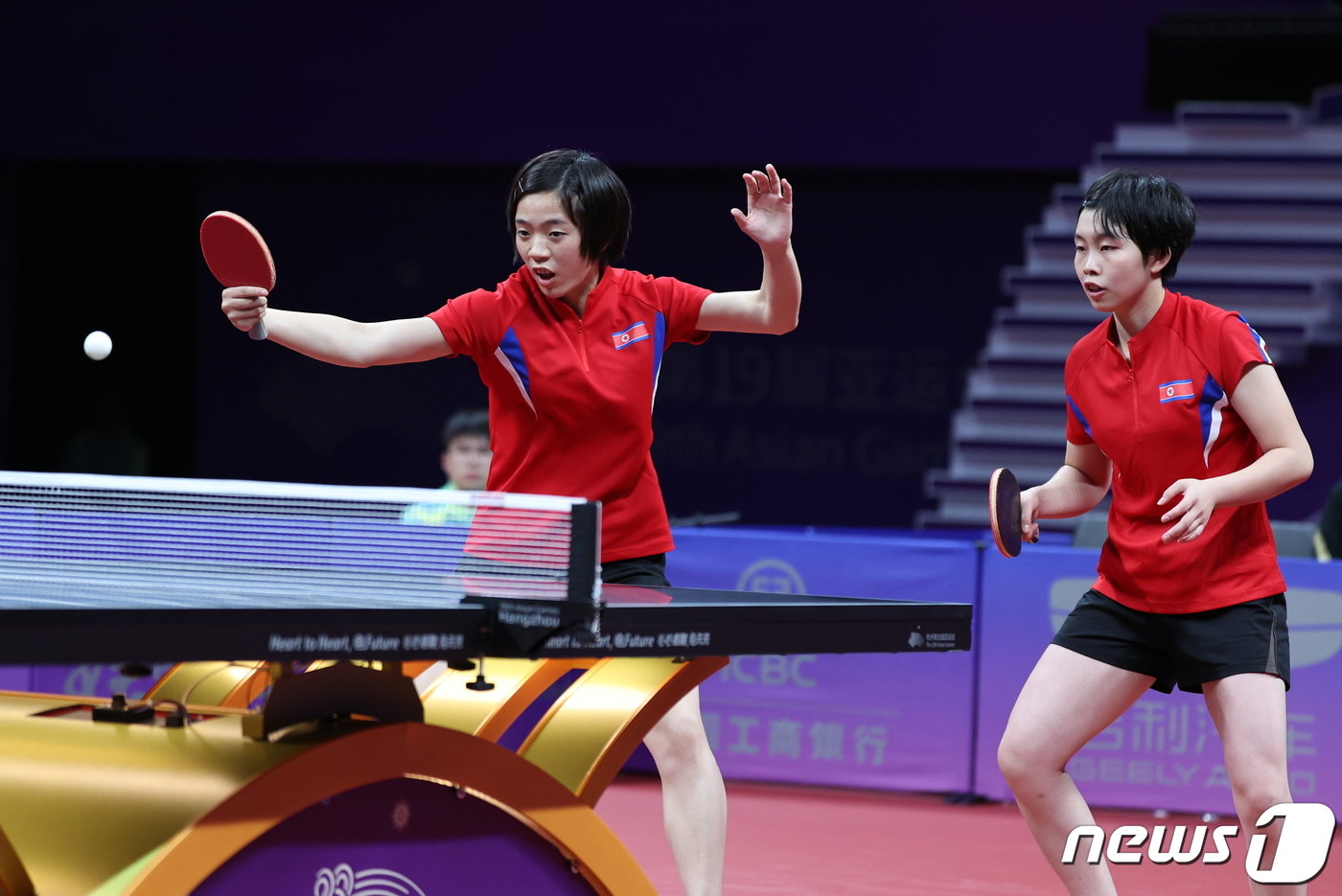 본문 이미지 - 북한 차수영-박수경 조가 2일 중국 항저우 궁수 캐널 스포츠파크 체육관에서 열린 2022 항저우 아시안게임 탁구 여자 복식 결승전에서 한국 전지희-신유빈 조와 경기를 펼치고 있다. 2023.10.2/뉴스1 ⓒ News1 유승관 기자