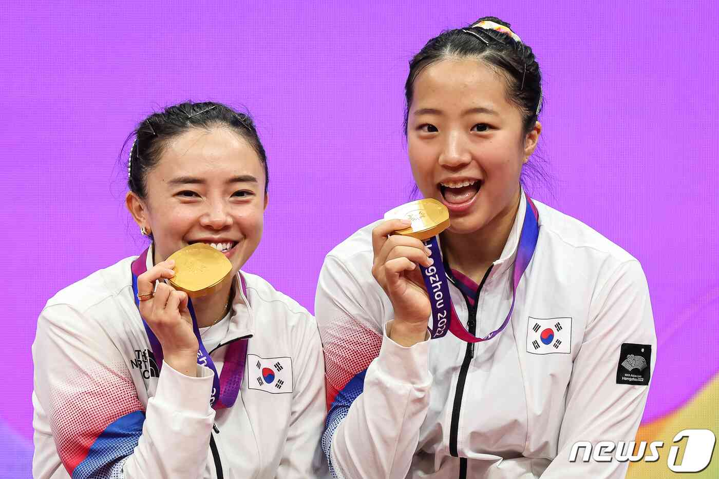신유빈-전지희가 2일 중국 항저우 궁수 캐널 스포츠파크 체육관에서 열린 2022 항저우 아시안게임 탁구 여자 복식 시상식 후 금메달을 깨무는 포즈를 취하고 있다. 신유빈-전지희 조는 결승에서 북한 차수영-박수경 조를 게임 스코어 4-1(11-6 11-4 10-12 12-10 11-3)로 꺾고 금메달을 차지했다. 이는 2002년 부산 아시안게임 석은미-이은실 이후 21년 만의 아시안게임 여자 복식 금메달이다. 2023.10.2/뉴스1 © News1 유승관 기자