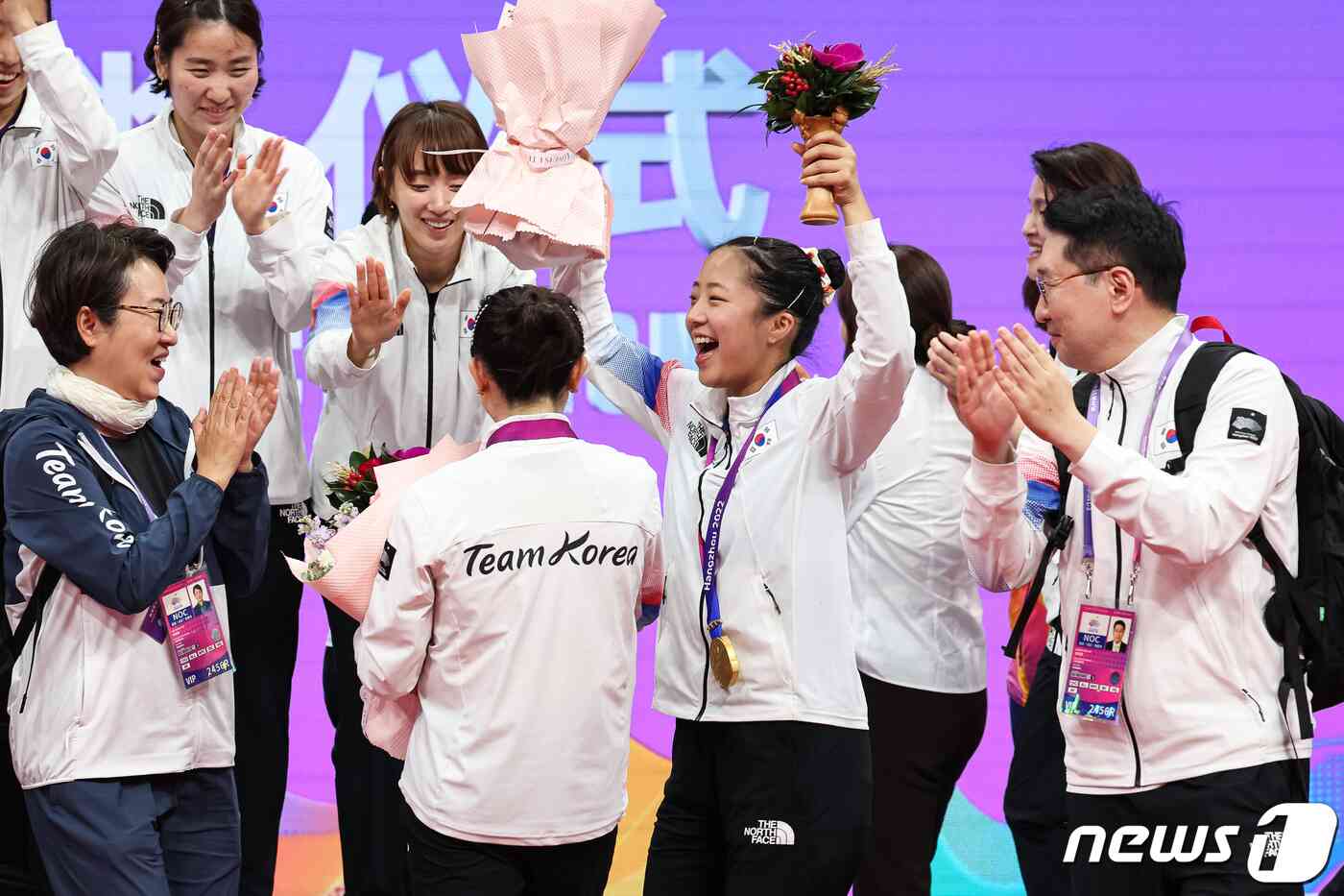 신유빈-전지희가 2일 중국 항저우 궁수 캐널 스포츠파크 체육관에서 열린 2022 항저우 아시안게임 탁구 여자 복식 시상식 후 탁구 대표팀의 축하를 받으며 기뻐하고 있다. 신2023.10.2/뉴스1 © News1 유승관 기자
