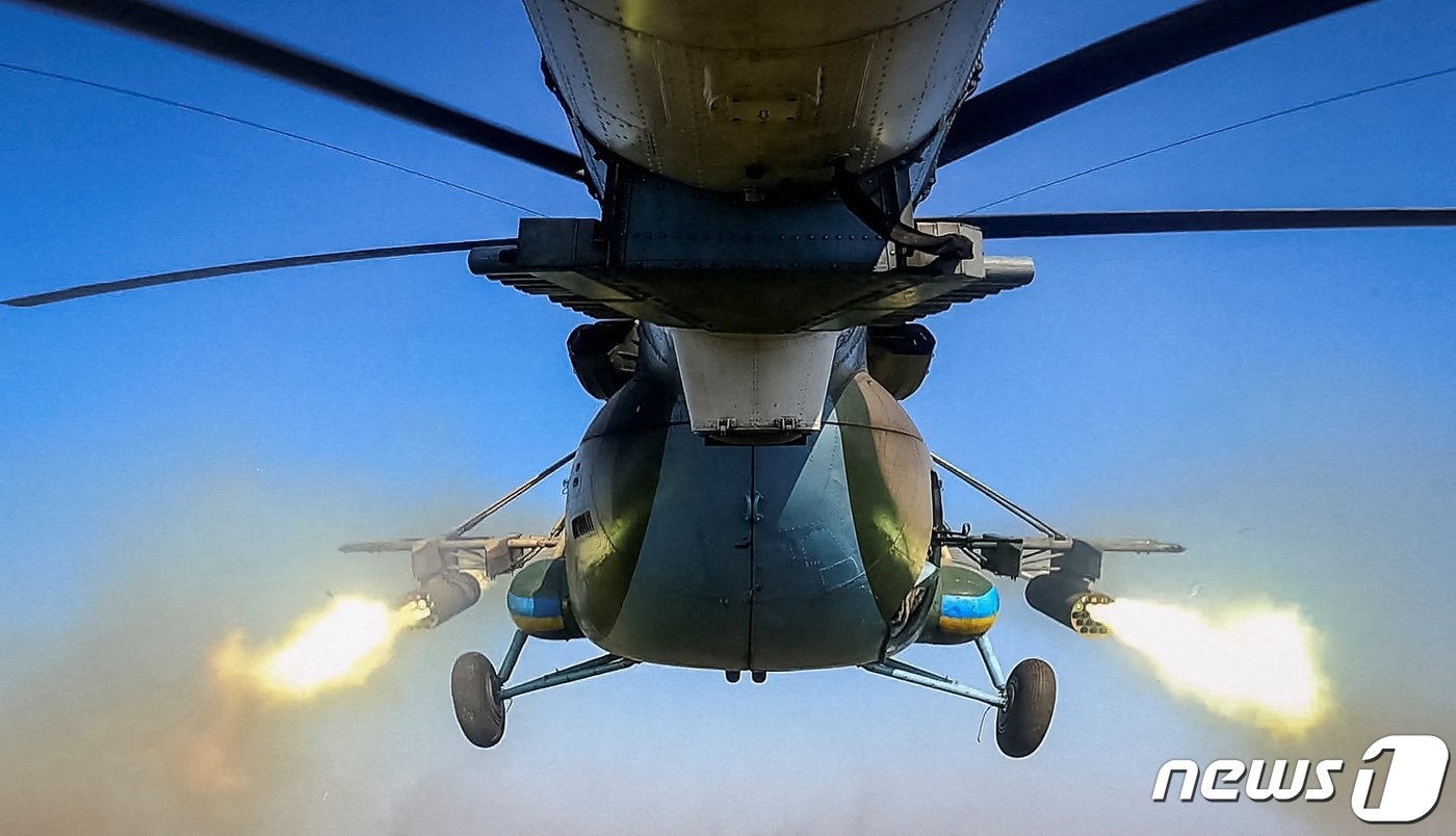 본문 이미지 - 29일(현지시간) 우크라이나 동부 지역에서 Mi-8 헬기가 러시아 군을 향해 미사일을 발사하고 있다. 2023.10.2 ⓒ 로이터=뉴스1 ⓒ News1 우동명 기자