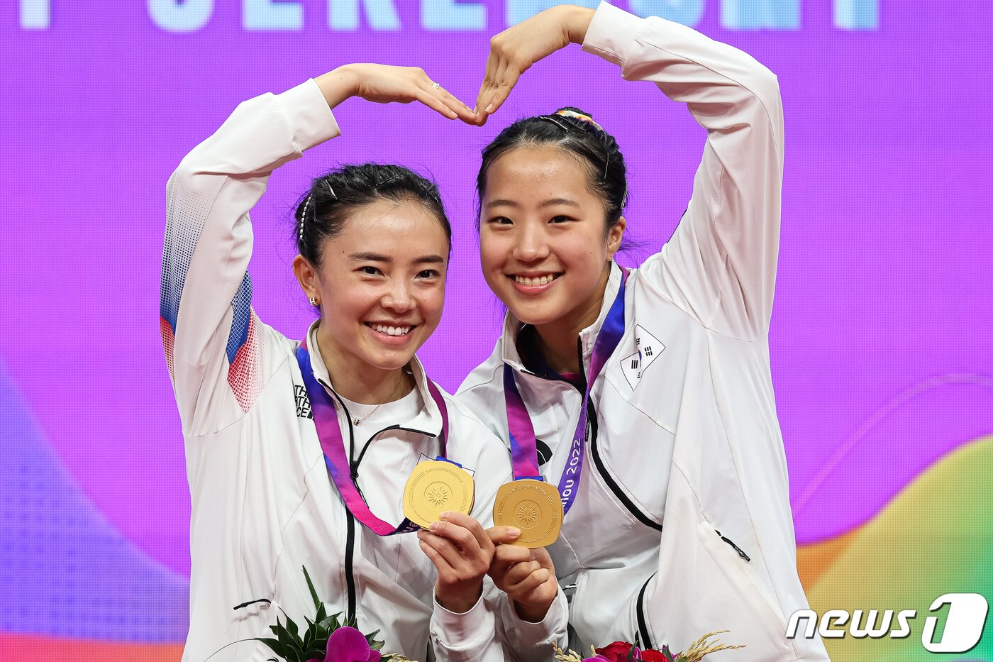 본문 이미지 - 신유빈-전지희가 2일 중국 항저우 궁수 캐널 스포츠파크 체육관에서 열린 2022 항저우 아시안게임 탁구 여자 복식 시상식 후 하트를 그리며 포즈를 취하고 있다. 신유빈-전지희 조는 결승에서 북한 차수영-박수경 조를 게임 스코어 4-1(11-6 11-4 10-12 12-10 11-3)로 꺾고 금메달을 차지했다. 이는 2002년 부산 아시안게임 석은미-이은실 이후 21년 만의 아시안게임 여자 복식 금메달이다. 2023.10.2/뉴스1 ⓒ News1 유승관 기자