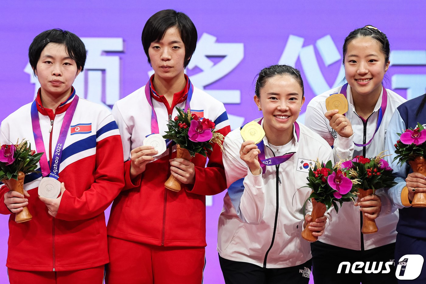 신유빈-전지희와 북한 차수영-박수경이 2일 중국 항저우 궁수 캐널 스포츠파크 체육관에서 열린 2022 항저우 아시안게임 탁구 여자 복식 시상식에서 나란히 시상대에 올라 메달을 들어보이고 있다. 신유빈-전지희 조는 결승에서 북한 차수영-박수경 조를 게임 스코어 4-1&#40;11-6 11-4 10-12 12-10 11-3&#41;로 꺾고 금메달을 차지했다. 이는 2002년 부산 아시안게임 석은미-이은실 이후 21년 만의 아시안게임 여자 복식 금메달이다. 2023.10.2/뉴스1 ⓒ News1 유승관 기자